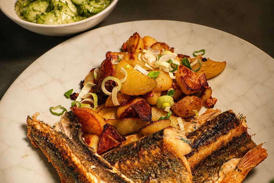 Hornfisch im Restaurant Neander mit Bratkartoffeln