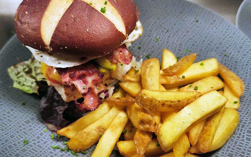 Chicken Burger mit Pommes Restaurant Hotel Neander