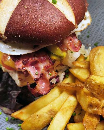 Chicken Burger mit Pommes Restaurant Hotel Neander