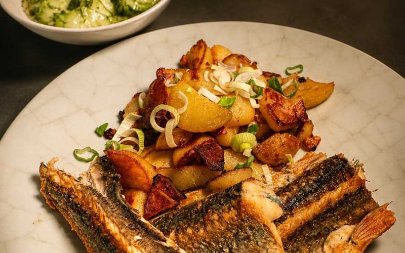 Hornfisch im Restaurant Neander mit Bratkartoffeln