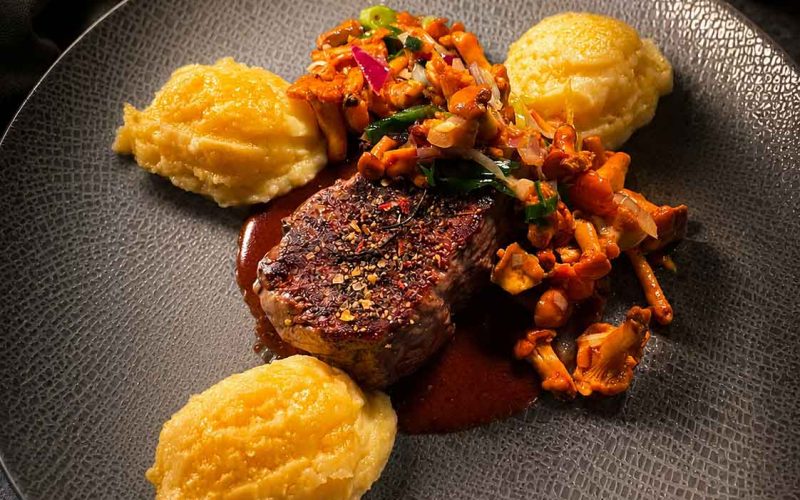 Pfifferlinge Kalbssteak im Restaurant Hotel Neander Saisonangebote