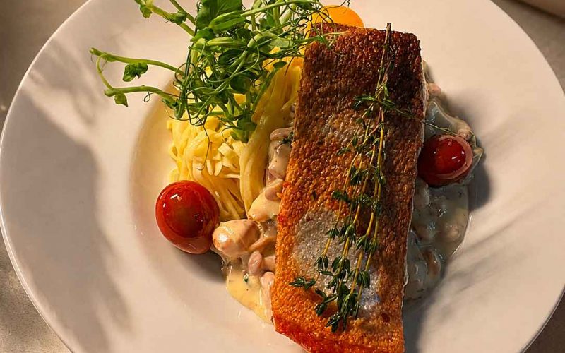 Pfifferlinge Lachsfilet im Restaurant Hotel Neander Saisonangebote
