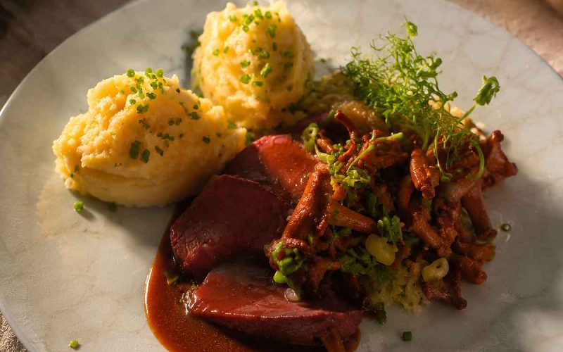 Pfifferlinge Rinderbraten im Restaurant Hotel Neander Saisonangebote