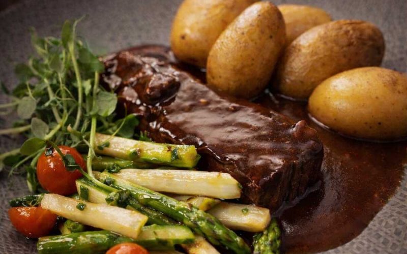 Spargelgericht im Restaurant Neander Rinderschmorbraten