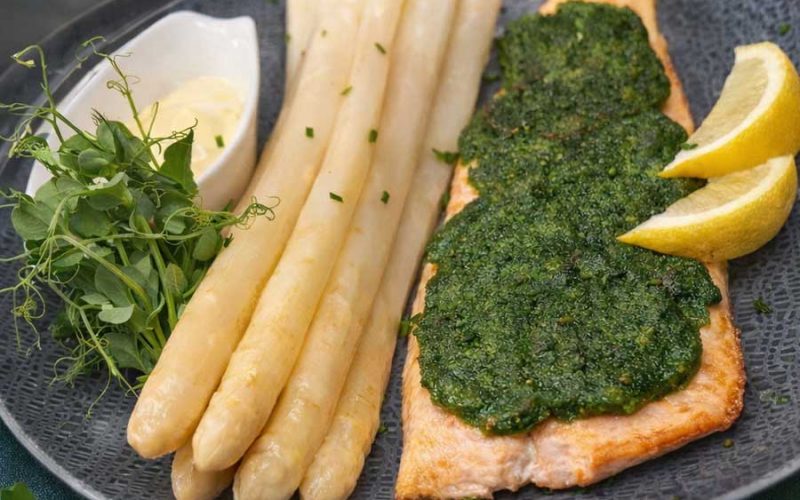 Spargelgericht im Restaurant Neander Lachforelle