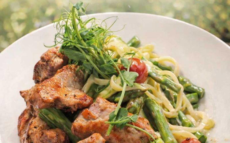 Spargelgericht im restaurant Neander Schweinefiletspitzen