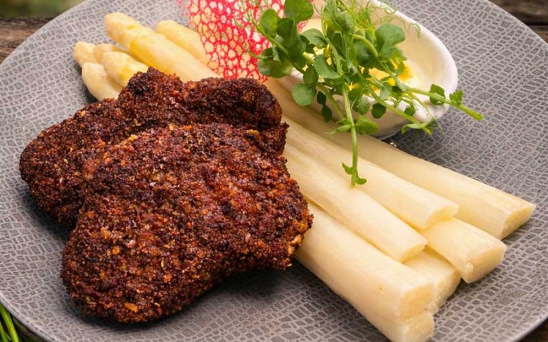 Spargelgericht im Restaurant Neander Wildschweinschnitzel