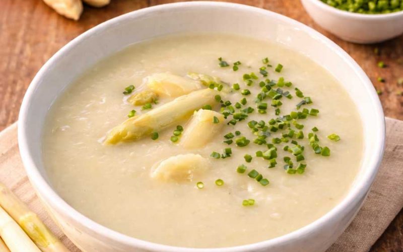 Spargelgericht im Restaurant Neander Spargelsuppe