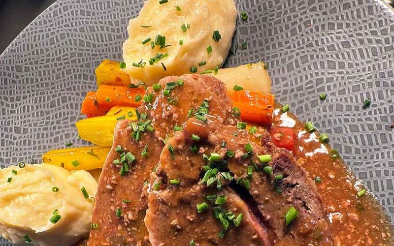 Hackbraten zum Mittag im Restaurant neander